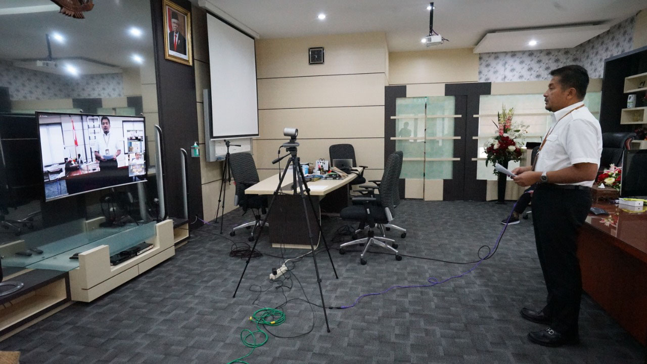 GM PLN UIW Sumbar, Bambang Dwiyanto saat memberikan sambutan terhadap peresmian program Lisa melalui video conference. (IST)