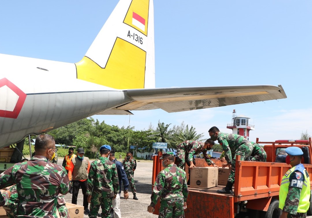 Para personel TNI dan BPBD menurunkan bantuan BNPB yang dibawa Pesawat Pesawat Hercules TNI AU. (Foto: Humasprov)