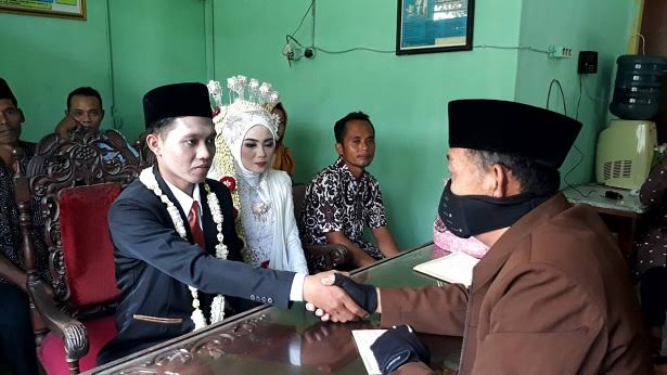 Pelaksanaan akad nikah yang dilakukan salah satu KUA di Jateng. (Foto: Kemenag)