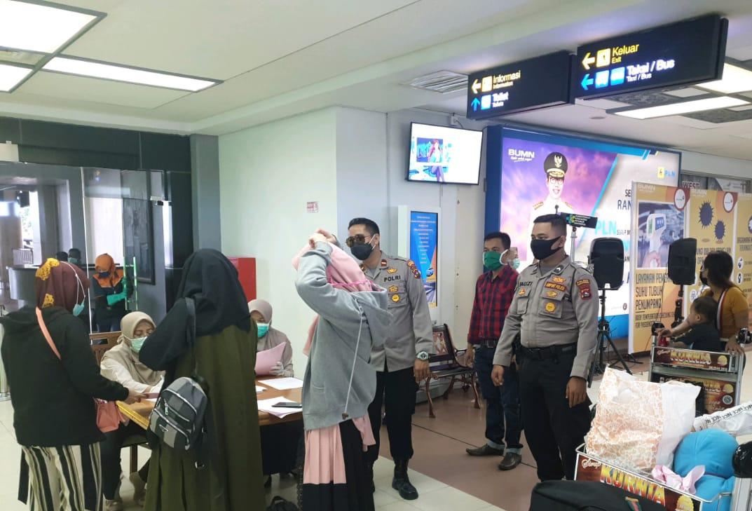 Pemeriksaan penumpang yang tiba di Bandara Internasional Minangkabau, Sabtu (11/4). (Foto: Humas BIM)