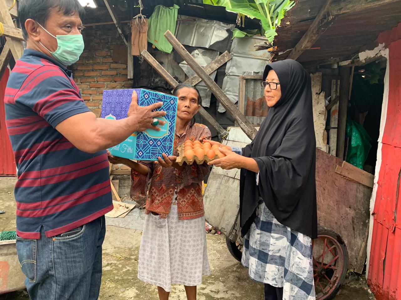 Penyerahan bantuan dari relawan Fakhrizal-Genius kepada warga yang terdampak Covid-19, Jumat (10/4). (Foto: ist)