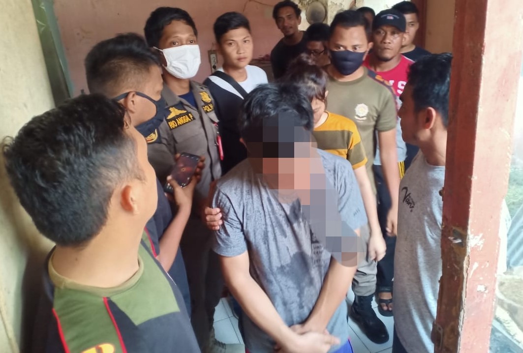 Satpol PP mengamankan sepasang kekasih usai digerebek warga di salah satu kosan kawasan Ganting, Padang, Sabtu (11/4). (Foto: ist)