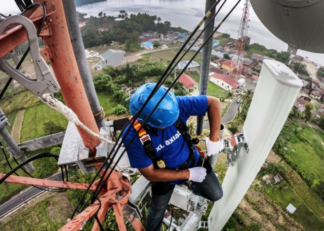 Teknisi XL Axiata sedang melakukan pemeriksaan terhadap perangkat BTS. (Foto: Corcom XL)