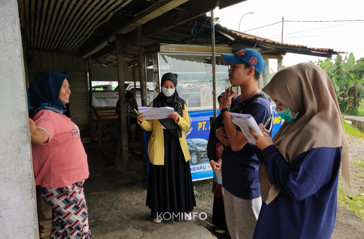 Tim verifikasi dari Pemko Padangpanjang mengunjungi rumah warga calon penerima bansos Covid-19. (Foto: Diskominfo)
