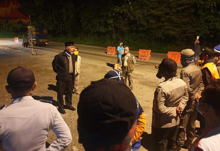 Wali Kota Padang Mahyeldi Ansharullah Kamis malam (23/4/2020) inspeksi mendadak ke Posko Penanganan Covid-19 di perbatasan Lubuk Paraku, Kecamatan Lubukkilangan. (Foto: Humas Pemko)