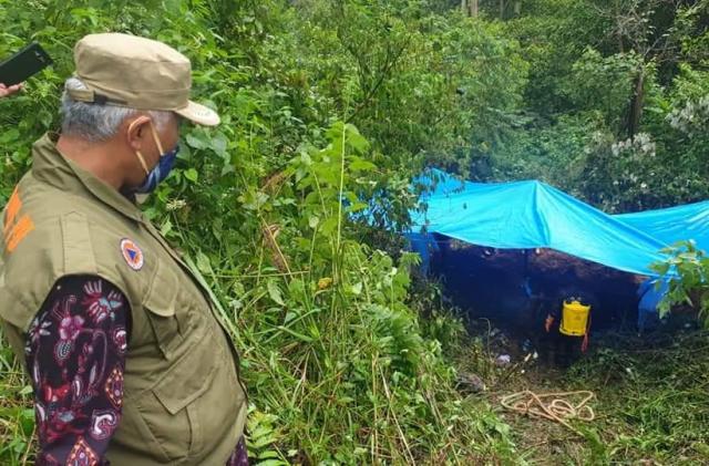 Wali Kota Padang Mahyeldi Ansharullah menyaksikan pemakaman jenazah pasien positif Covid-19 di Pasbar. (Foto: Humas Pemko)