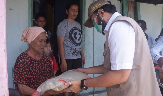 Wali Kota Padangpanjang, Fadly Amran serahkan bantuan. (Foto: Diskominfo)