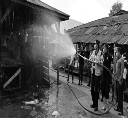 Bupati Limapuluh Kota, Irfendi Arbi memimpin penyemprotan disinfektan di Pasar Jumat Piladang yang berhenti beroperasi pada Jumat lalu (10/4). (IST)