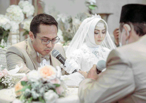 Ferry Setiawan saat menjalani ijab kabul untuk meresmikan kembali statusnya sebagai suami Eddies Adelia. (IST)