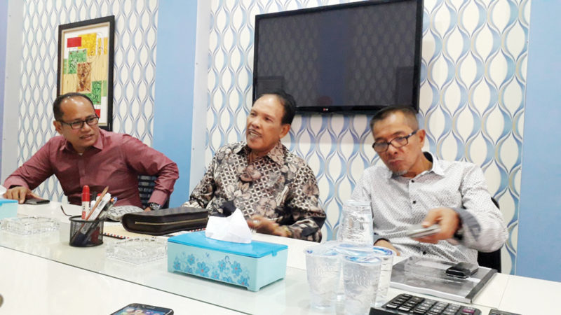 Halius Hosen, penasehat hukum M Yamin Kahar memberikan keterangan pers terkait kasus yang menyeret nama kliennya, Kamis (9/5/19) di Kota Padang. (romi rahmat/posmetro)