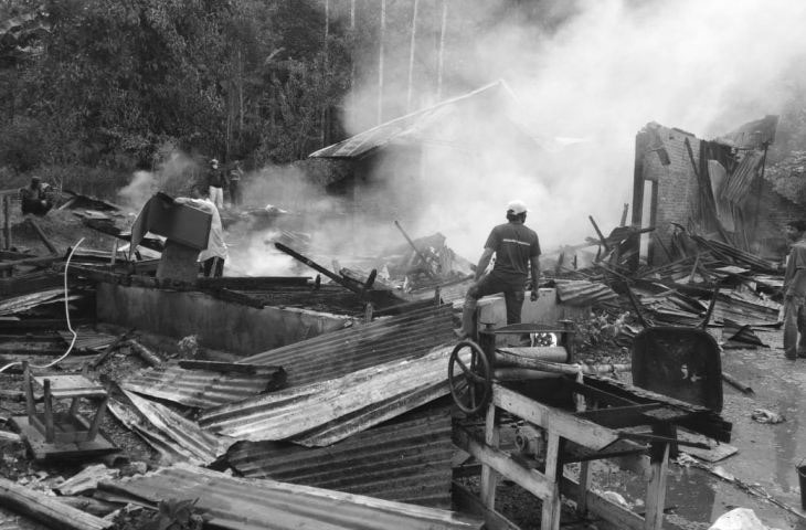 Warga Nagari Kamanghilia, Kecamatan Kamangmagek, Kabupaten Agam, bergotong royong membantu memadamkan api yang melahap rumah semi permanen milik Amrizal, 65, pada Jumat (24/4). (IST)