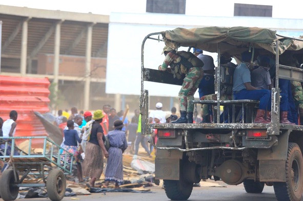Kerusuhan di Afrika Selatan seiring kelangkaan pangan pada masa lockdown untuk menanggulangi pandemi virus corona (COVID-19). Foto: EPA