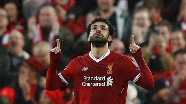 Mohamed Salah mengangkat kedua tangan ke atas saat selebrasi gol. (INTERNET)