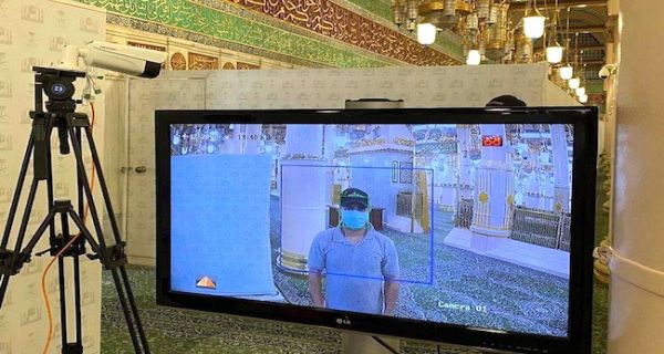 Kamera pemantau suhu tubuh di Masjid Nabawi, Madinah. Foto: SPA