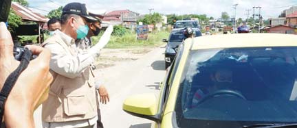 Wakil Gubernur Sumbar Nasrul Abit ikut menertibkan pengemudi kendaraan yang masuk Sumbar di perbatasan Sumbar dan Jambi, tepatnya di Sungairumbai, Dharmasraya, kemarin (29/4). (IST)