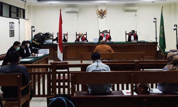 Terdakwa M Yamin Kahar saat menjalani sidang perdana di Pengadilan Tipikor Padang, kemarin (15/4). (IST)