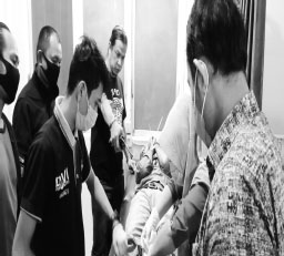 Dantim Buser Opsnal Satreskrim Polresta Padang Aipda David Rico Darmawan mengawasi pelaku begal saat mendapatkan tindakan medis di RS Bhayangkara Polda Sumbar, Kamis (7/5). (IST)