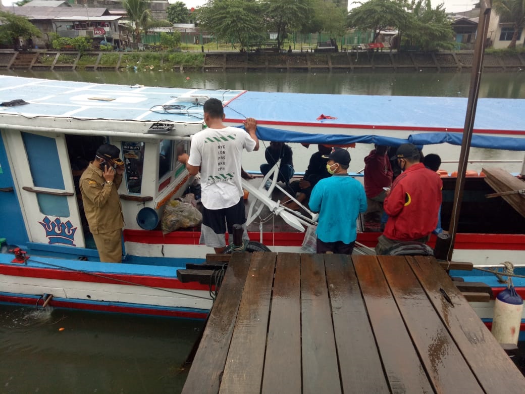 Satgas menghentikan kapal nelayan yang hendak menuju Mentawai. (Kiri) tim mendata 16 penumpang dalam kapal nelayan tersebut.