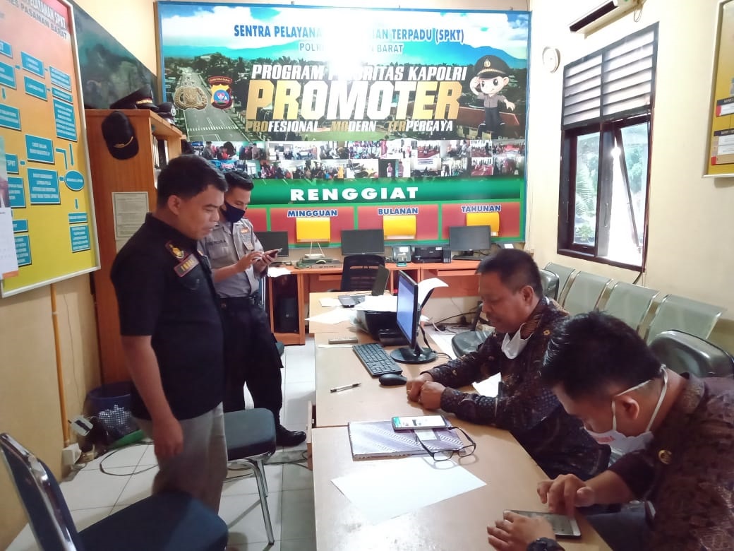 Ketua DPRD Pasaman Barat melapor ke Polres Pasbar terkait pencemaran nama baiknya di media sosial. (IST)