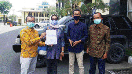Ketua KPU Sumbar Amnasmen bersama penasihat hukumnya memperlihatkan laporan pengaduan terkait postingan di media sosial Facebook yang dilakukan oleh oknum petugas Posko Cek Poin Covid-19 Lubuk Paraku di Mapolda Sumbar, Sabtu (16/5). (Sy Ridwan - Padang Ek