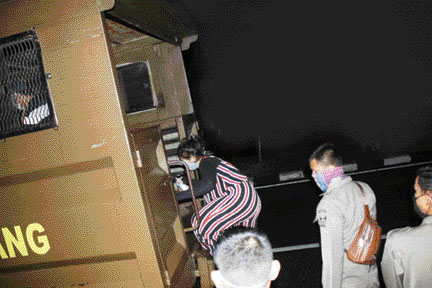 Petugas Satpol PP Padang menggiring pasangan muda-mudi ke atas truk untuk dibawa ke Mako Satpol PP. (IST)