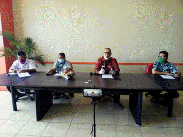 Kepala Dinas Perdagangan Padang Andree H Algamar memaparkan  perkembangan pemutusan mata rantai Covid-19 di Pasar Raya, kemarin.(Eri Mardinal-Padang Ekspres)