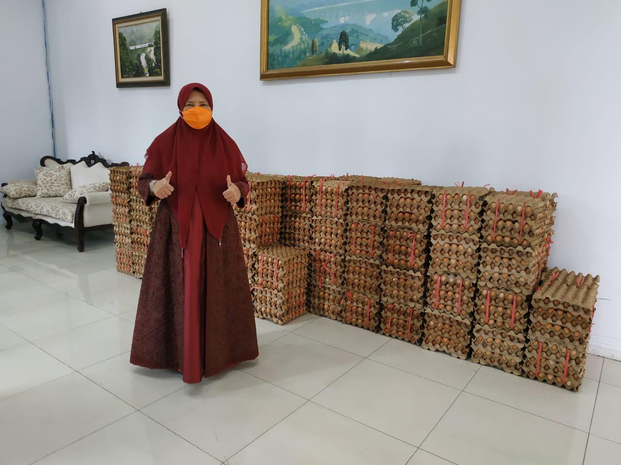 Anggota DPR RI Nevi Zuairina menyiapkan paket sembako untuk masyarakat terdampak Covid-19. (Foto: IST)