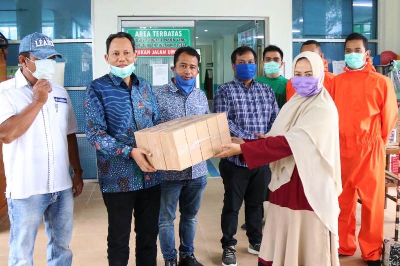 Anggota DPRD Sumbar dari Demokrat Sabar AS mewakili Mulyadi menyerahkan APD di Pasaman. (Foto: IST)