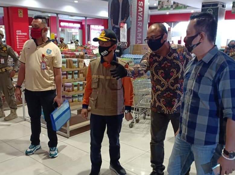 Asisten Pemerintahan dan Kesra Pemko Padang Edi Hasymi meninjau salah satu pusat perbelanjaan. (Foto: Humas)