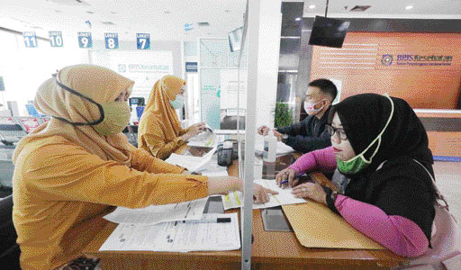 Masyarakat mengurus BPJS Kesehatan di Kantor BPJS Kesehatan Cabang Jakarta Selatan, kemarin (15/5). Kebijakan pemerintah menaikan iuran BPJS Kesehatan mendapat penolakan sejumlah elemen. (Foto: IST)