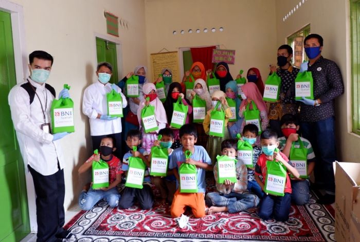 Branch Manager BNI Syariah Padang Heru Mulyadi Ramdhan berfoto bersama anak-anak dhuafa. (Foto: IST)