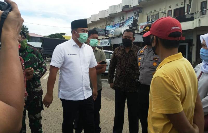 Bupati Dharmasraya Sutan Riska Tuanku Kerajaan bersama Kapolsek Pulaupunjung Iptu Syafrinaldi kunjungi Pasar Baru. (Foto: Zulfia Anita)