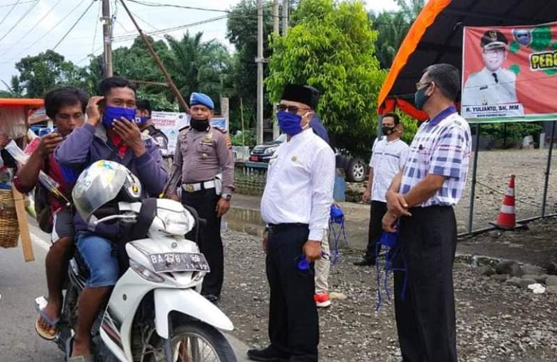 Bupati Pasbar Yulianto meninjau Posko Perbatasan Kinali dan membagikan masker. (Foto: Roy)