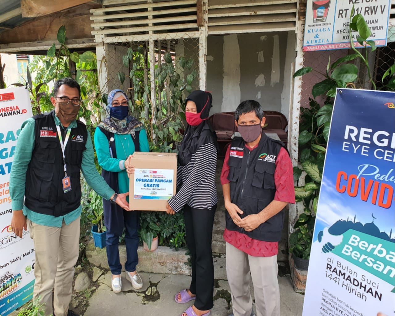 Direktur RSKM Regina Eye Center Padang, dr. Miss Berlyanti serahkan bantuan sembako kepada masyarakat. (Foto: IST)