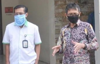 Dokter Andani (kiri) dan Gubernur Irwan Prayitno.