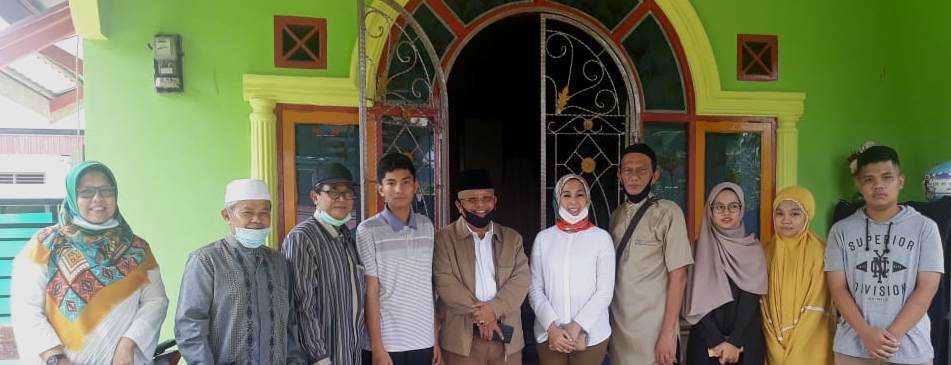 Dosen PNS Universitas Bung Hatta menyerahkan santunan sebesar Rp 10,2 juta kepada Silvi, anak sulung Yafni Derisna. (Foto: IST)