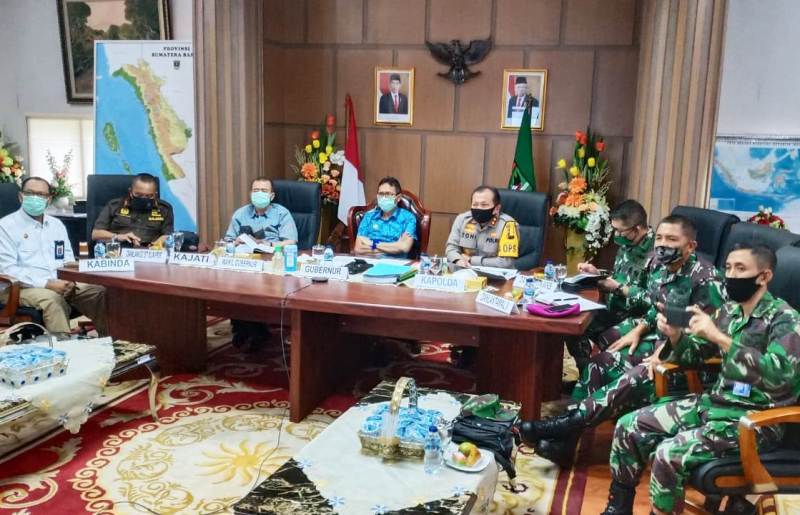 Gubernur Sumbar Irwan Prayitno, Wagub Nasrul Abit dan jajaran forkopimda Sumbar konferensi video bersama bupati dan wali kota. (Foto: Diskominfo Sumbar)