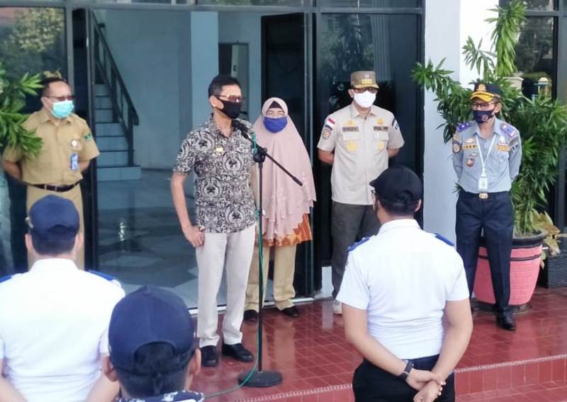 Gubernur Sumbar Irwan Prayitno didampingi Kepala Dishub Sumbar Heri Nofiardi melepas personel yang bertugas melaksanakan SE Gugus Tugas Percepatan Penanganan Covid-19. (Foto-IST)