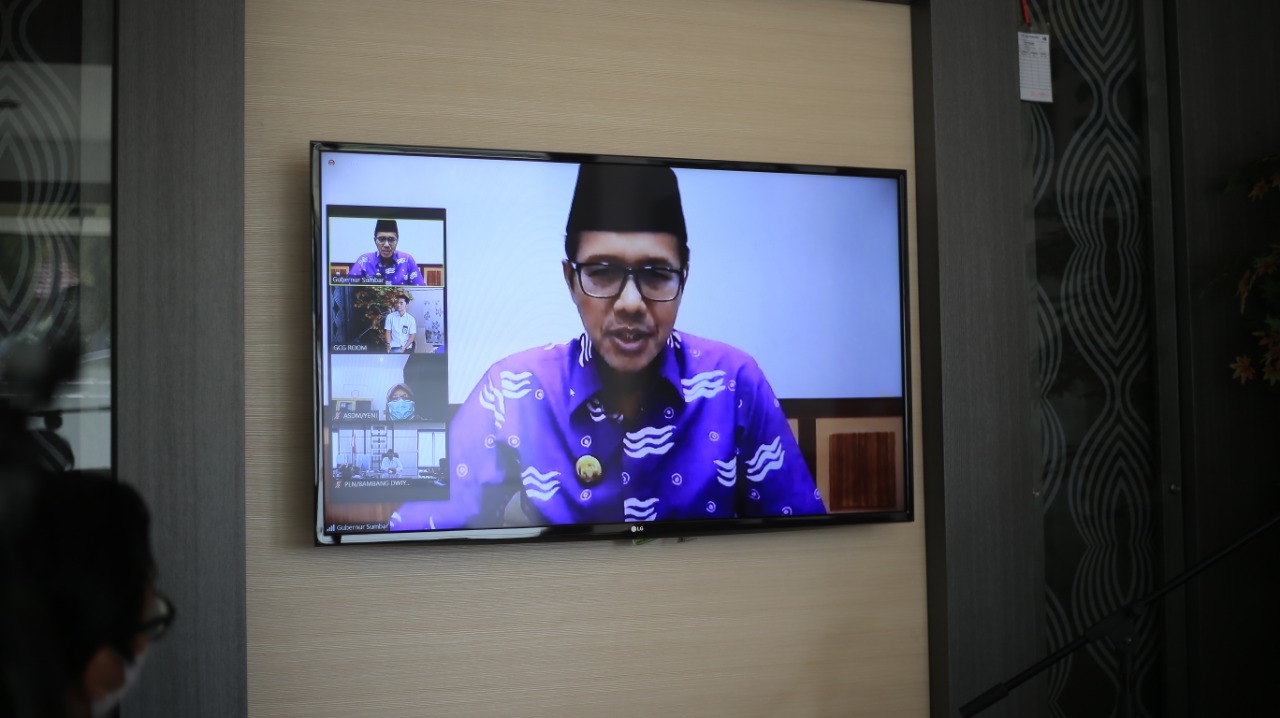 Gubernur Sumbar Irwan Prayitno memberikan tausiyah pada peringatan Nuzulul Quran yang diadakan PLN Sumbar. (Foto: Humas PLN)