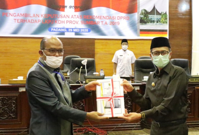 Gubernur Sumbar Irwan Prayitno menerima rekomendasi LKPj 2019 dari Ketua DPRD Supardi. (Foto: Diskominfo)