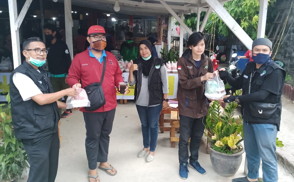 Pembagian takjil dan menu berbuka puasa dari IKA Unand kepada mahasiswa di Limaumanis, Padang. (Foto: IST)