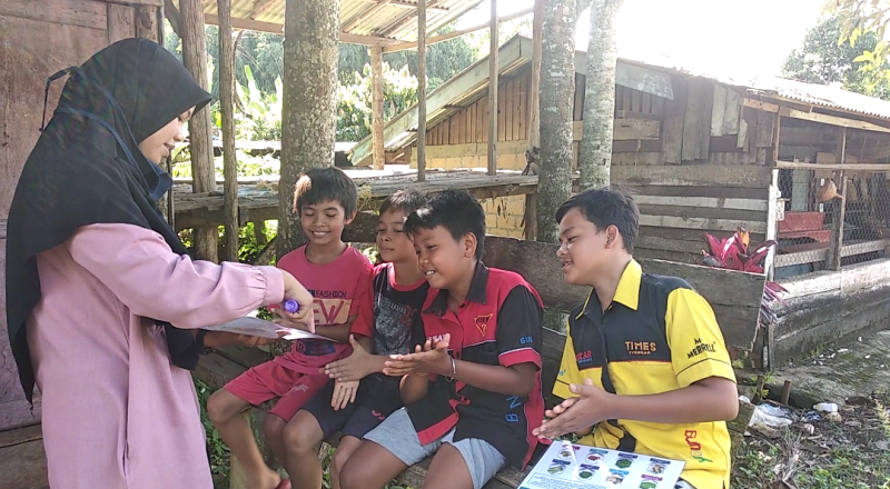 Mahasiswa KKN Tematik FMIPA Unand menjelaskan kepada anak-anak bahaya Covid-19. (Foto:IST)