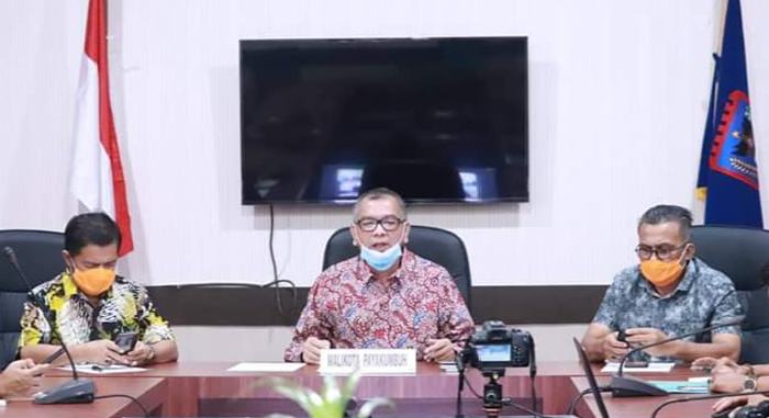 Kalaksa BPBD Payakumbuh (kanan) ketika jumpa pers virtual bersama Wako Payakumbuh Riza Falepi, sebelum terkena Covid-19. (Foto: Dok.Fajar)