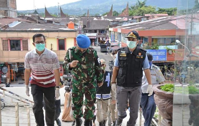 Sekko Padangpanjang Sonny Budaya Putra bersama Tim Gugus Tugas Covid-19 meninjau Pasat Pusat. (Foto:Diskominfo)
