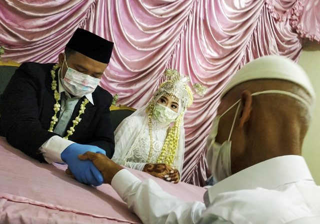 Ilustrasi akad nikah di KUA saat pandemi Covid-19. (Foto: Dok. JawaPos.com)