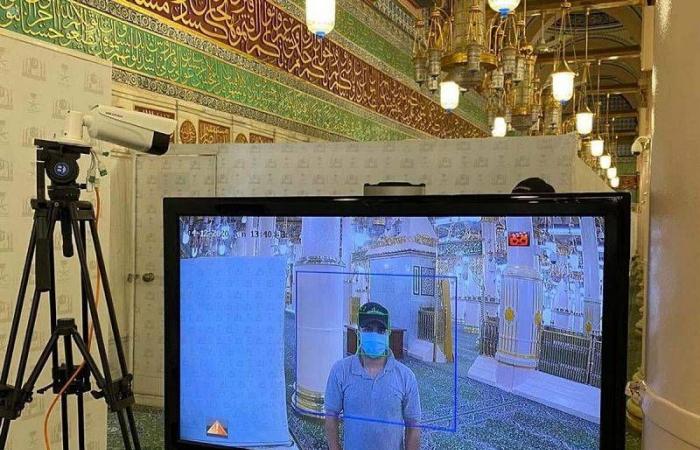 Kamera pemantau suhu tubuh semua orang yang memasuki Masjid Nabawi dipasang untuk pencegahan penyebaran Covid-19.(Foto: SPA)