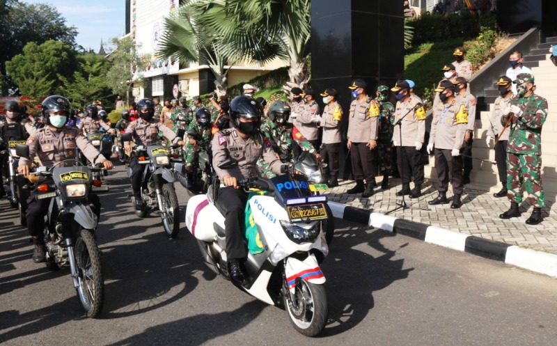 Kapolda Sumbar Irjen Pol Toni Harmanto dan Danrem 032/Wbr Kolonel Inf Arief Gajah Mada lepas personel penyaluran sembako kepada masyarakat. (Foto: IST)