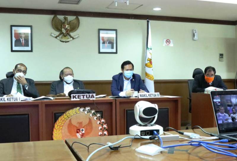 Ketua DPD RI AA La Nyalla Mahmud Mattalitti bersama wakil ketua dan sekjen mengikuti launching produk inovasi Covid-19 Kemenristek. (Foto: Humas DPD RI)