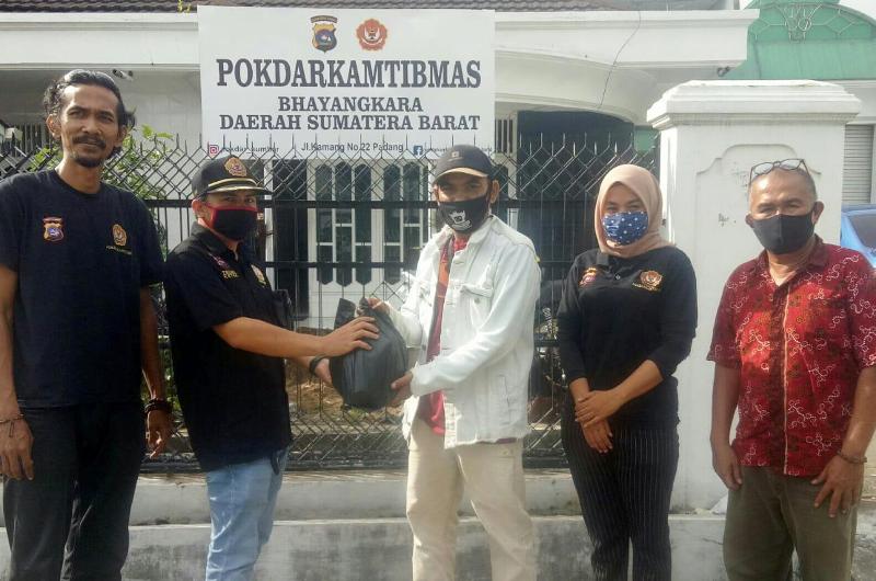 Ketua Pokdar Kamtibmas Sumbar Triski serahkan bantuan kepada para jurnalis yang tergabung di IWO Sumbar. (Foto: IST)
