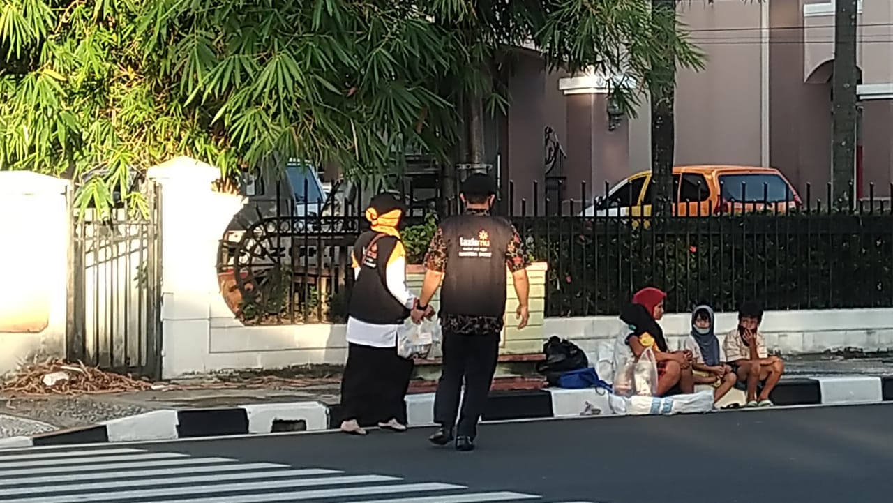 Tim Lazismu Sumbar membagikan paket pabukoan. (Foto: IST)